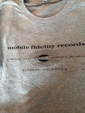 Men’s Gray Short Sleeve Graphic Tee SIZE XL 
Mobile Fidelity Records